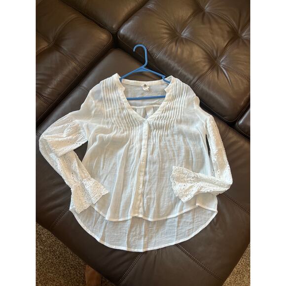 Flawless white pin tuck V neck with eyelet sleeves, woman's size M - Picture 9 of 9